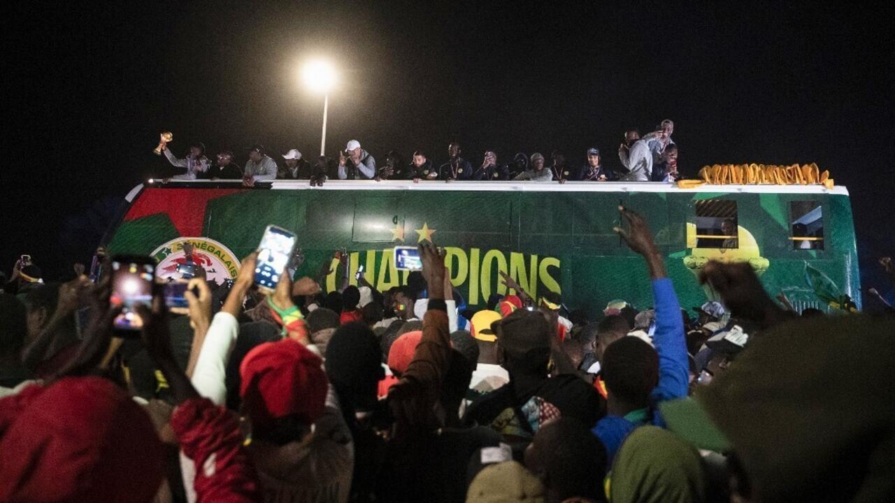 CAN 2025: auréolés d&rsquo;une deuxième étoile, les Lions de la Teranga font un retour triomphal au Sénégal