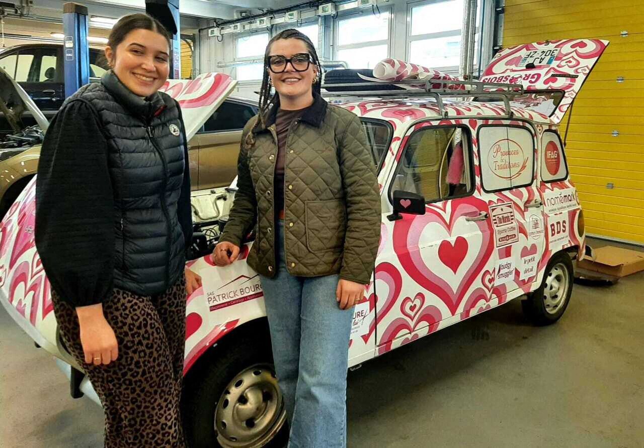 Avant son départ pour le 4L Trophy 2026, la Team Barbie prend des cours de mécanique dans un lycée en Sarthe