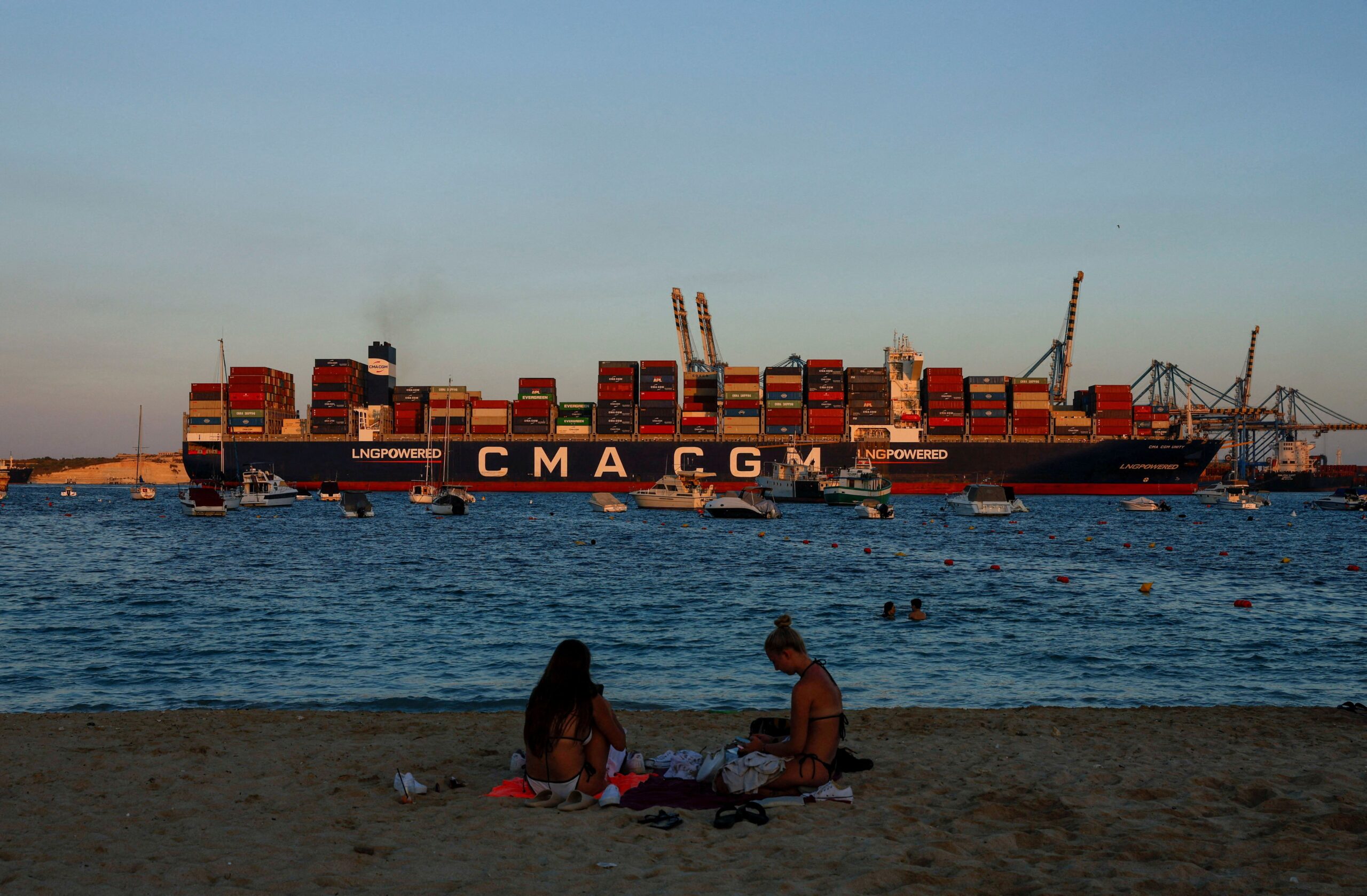 La compagnie maritime CMA CGM met certains navires en zone sécurisée en raison de conditions météorologiques extrêmes