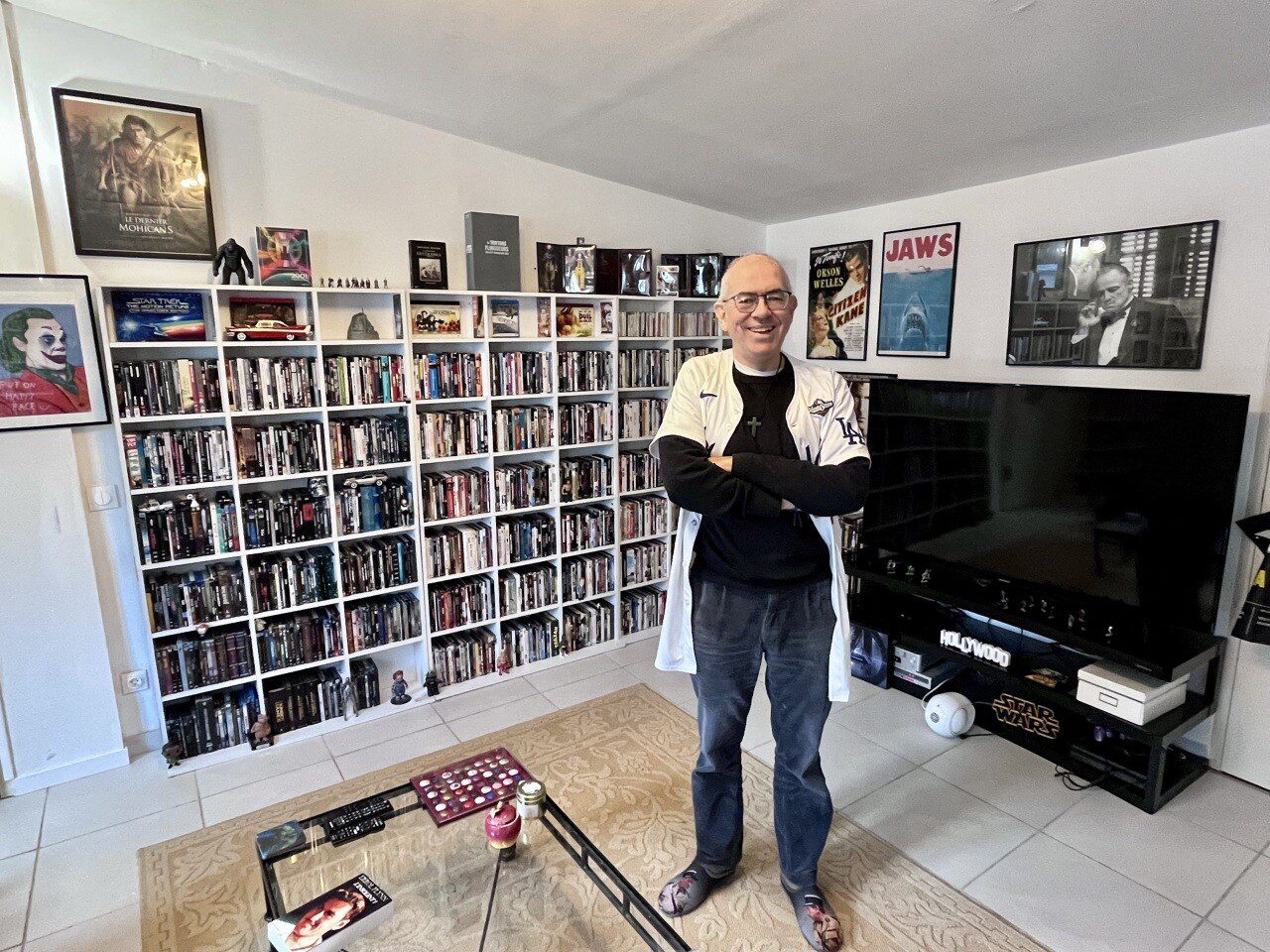 Il va au cinéma 250 fois par an, il a plus de 5300 films dans sa salle, Philippe est monsieur cinéma