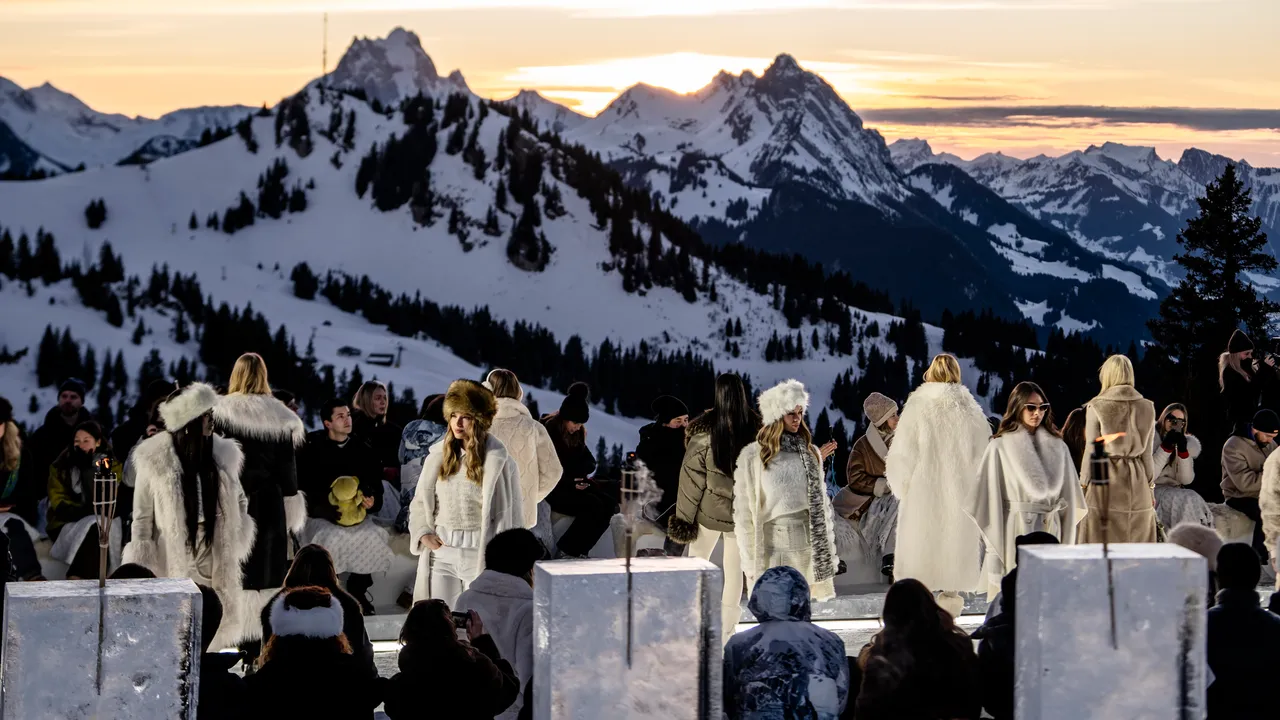 Guess emmène Chiara Ferragni et Léa Elui dans un palais de glace au sein des montagnes suisses
