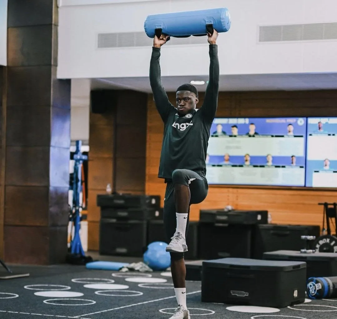 Chelsea : Mamadou Sarr peut évoluer aux trois postes en défense, selon Liam Rosenior