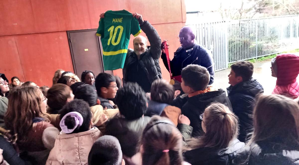 Sainte-Eulalie : le footballeur Lamine Diatta, champion de la CAN 2025, à la rencontre des élèves de Saint-Exupéry