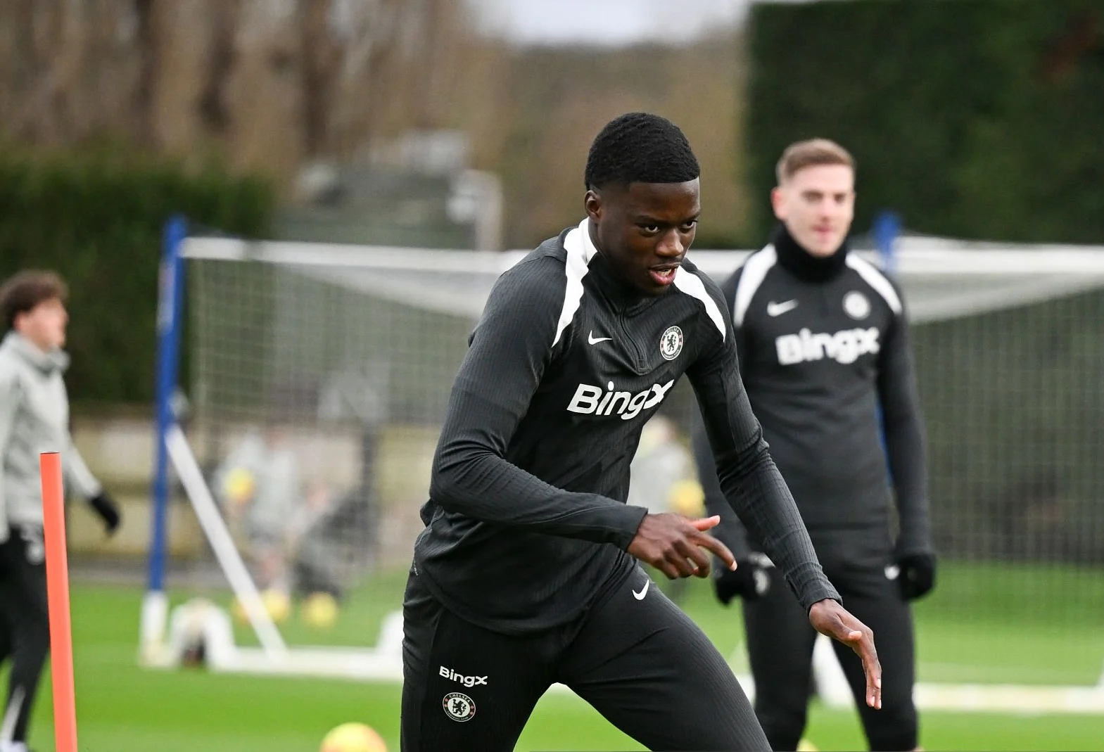 Chelsea : « Il aura sa chance, mais il sait qu&rsquo;il devra se battre pour l&rsquo;obtenir » , Liam Rosenior met en garde Mamadou Sarr